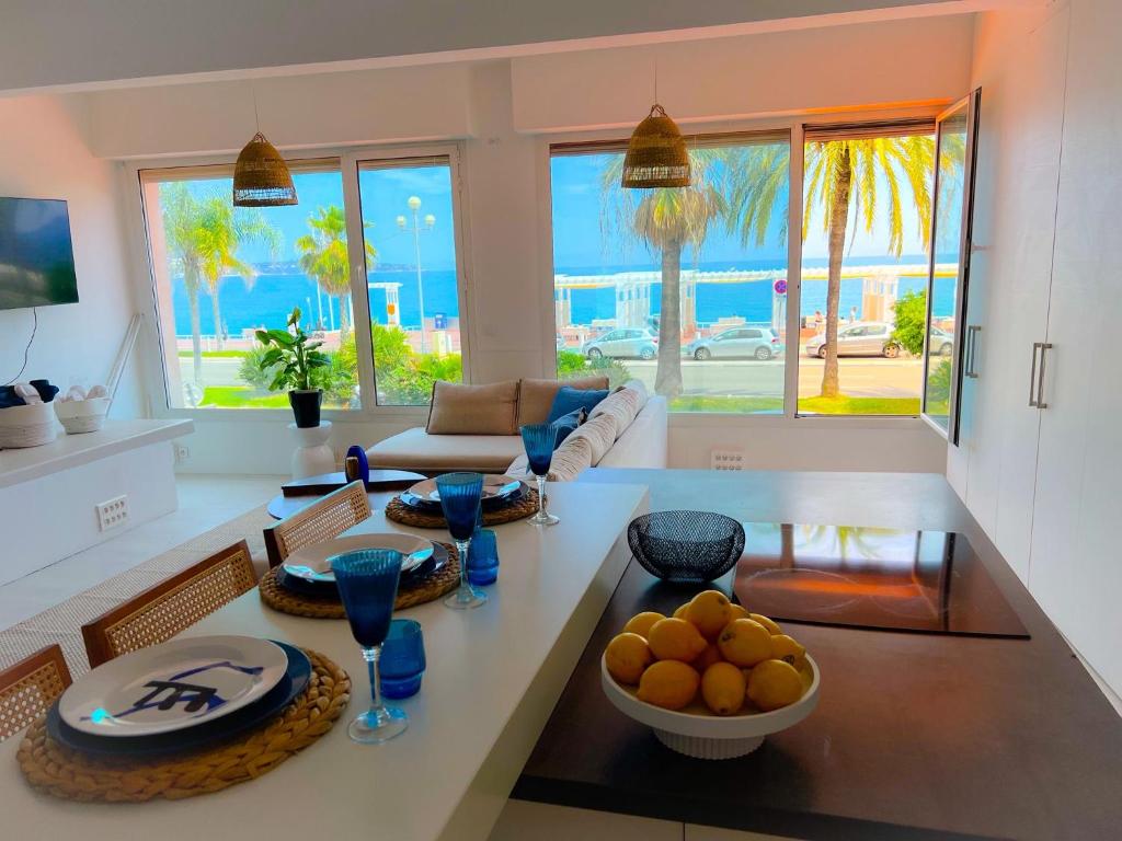 - un salon avec une table et des fruits dans l'établissement Les pieds dans l eau, à Nice