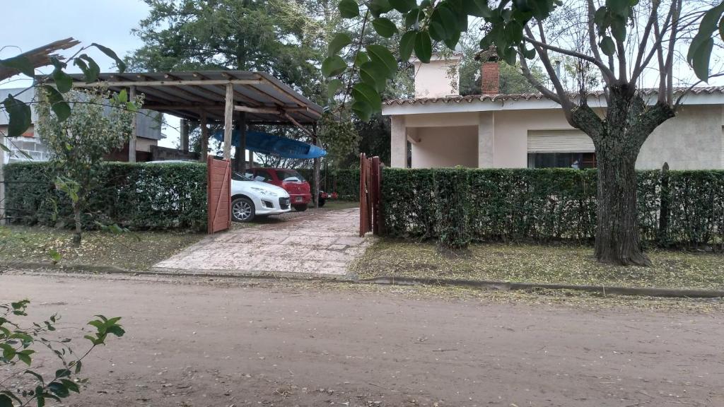a car parked in front of a house with a fence at Las vasijas in Villa Amancay