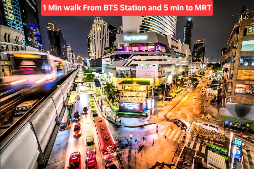 eine Stadt mit Verkehr in der Nacht auf einer belebten Straße in der Unterkunft Asia Mahanakhorn Travel in Bangkok