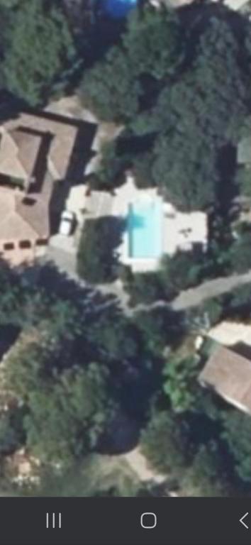 - une vue aérienne sur une maison blanche dans les bois dans l'établissement couples AMOUREUX gde propriété 4000M2 avec 2 maisons indépendantes grande piscine privée clim, à Combas