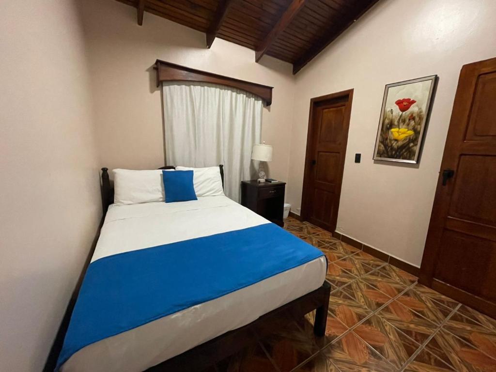 Postel nebo postele na pokoji v ubytování Hostal Marias