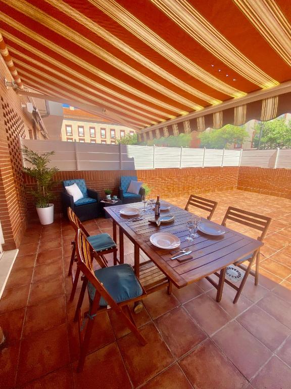 a wooden table and chairs on a patio at Apartamento Casalarreina in Casalarreina