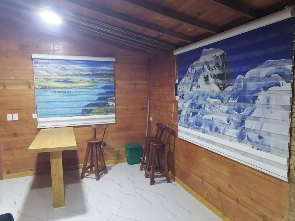 a room with two stools and a large screen at Nido y Mirador El Condor Sierra Nevada Guican y El Cocuy in Güicán