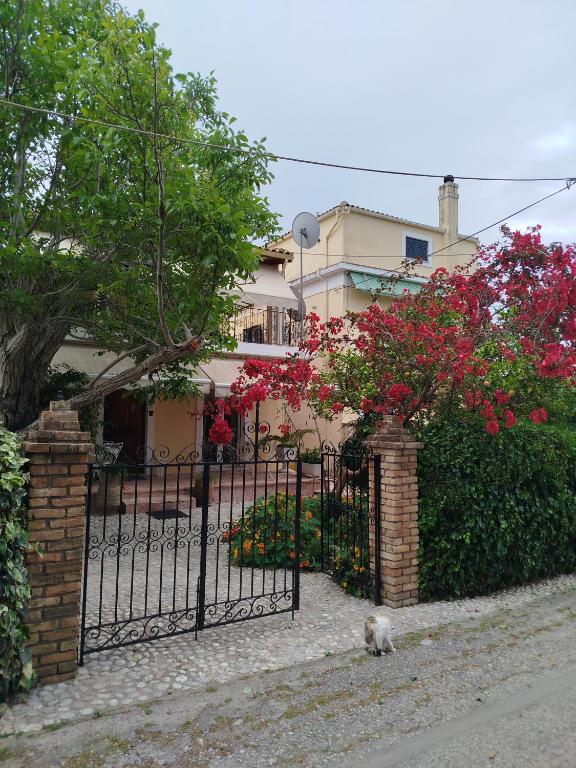 Το κτήριο όπου στεγάζεται  η παραθεριστική κατοικία