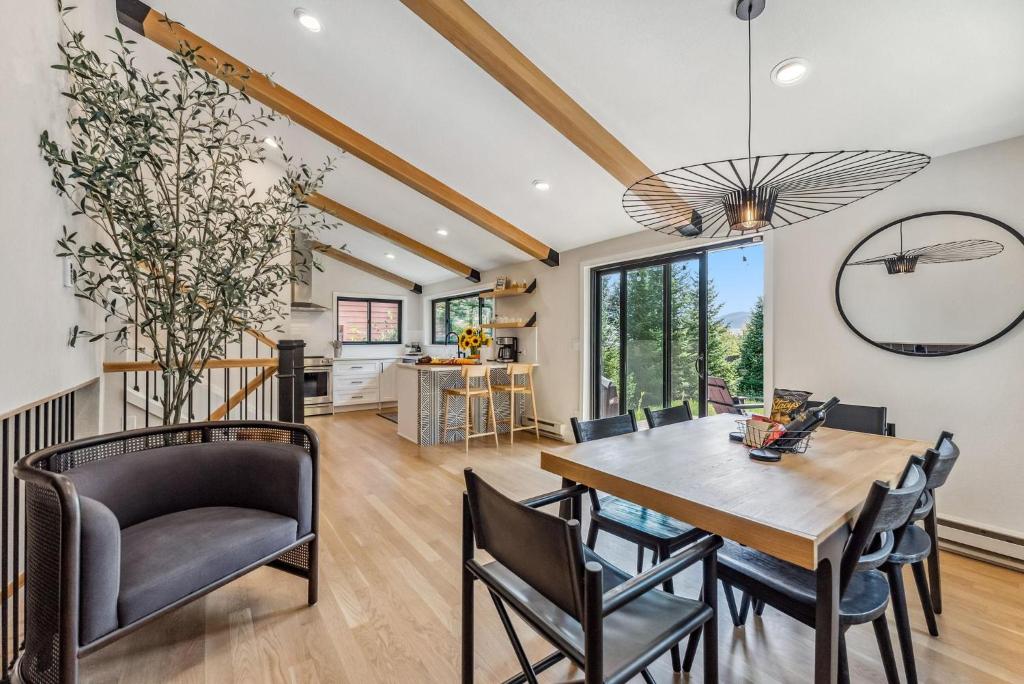 Un comedor con mesa y sillas en 249 E Coyote, en Silverthorne