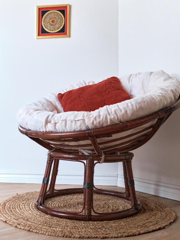 a wooden stool with a dog bed on it at BALCON BLANC - Auberge à Chicoutimi, Saguenay in Saguenay