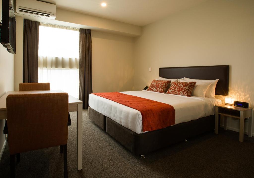 Postel nebo postele na pokoji v ubytování Ramada Suites by Wyndham Christchurch City