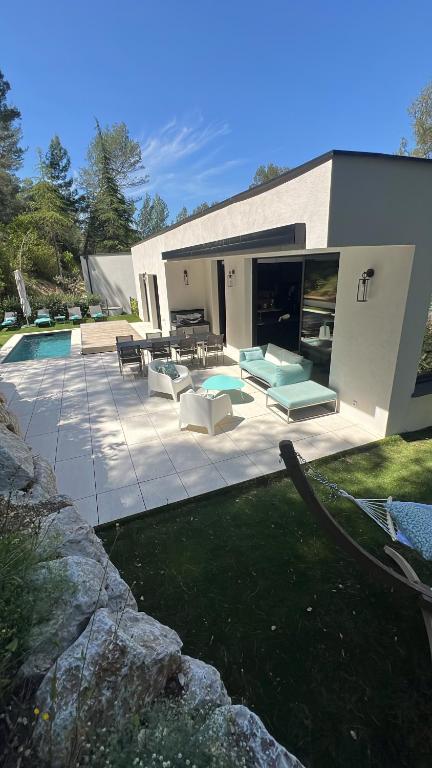une maison avec une terrasse et une piscine dans l'établissement Côté pinède, à Prades-le-Lez