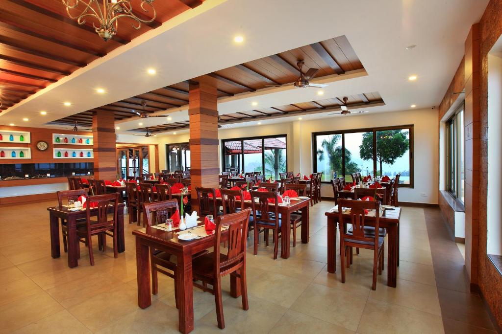 Restoran või mõni muu söögikoht majutusasutuses Arayal Resort-A Unit of Sharoy Resort
