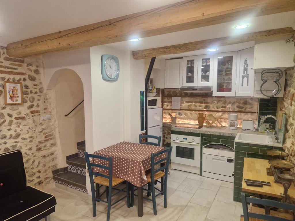 Η κουζίνα ή μικρή κουζίνα στο Typique maison en coeur de village proche des plages