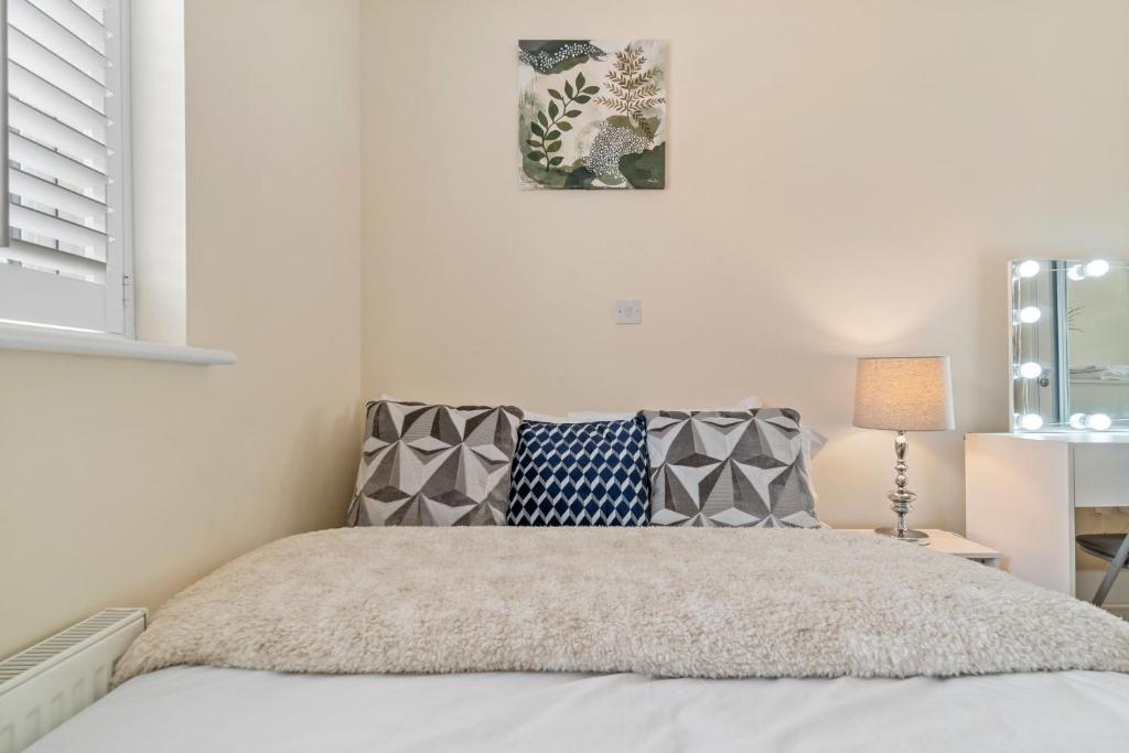 a bedroom with a bed and a window at 3 Bed - Sleeps 7 - Hot-Tub - Free Parking in Hornchurch