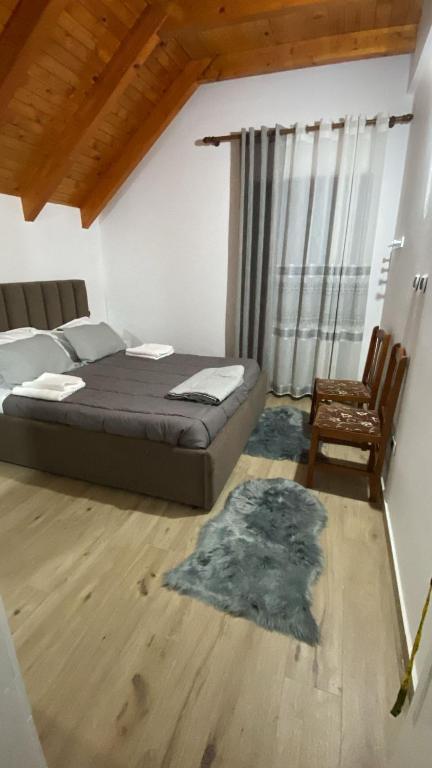 Postel nebo postele na pokoji v ubytování Bujtina OKOLI