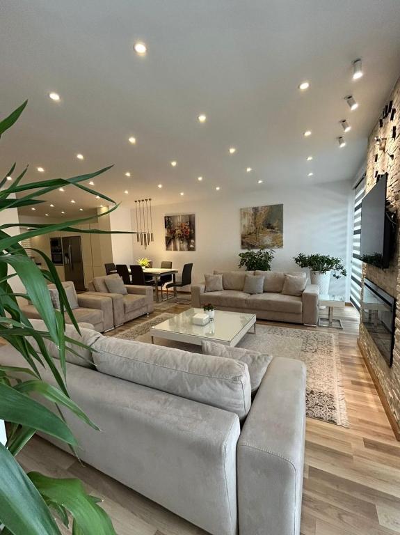 Χώρος καθιστικού στο Deluxe Apartment in the Heart of Peja