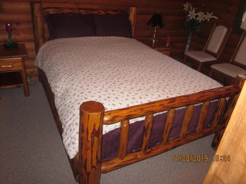 Postel nebo postele na pokoji v ubytování Kamloops Log Home Bed and Breakfast