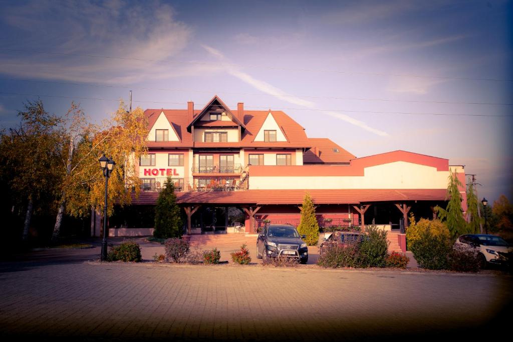 a hotel with a car parked in front of it at Hotel Kruk in Smardzewice