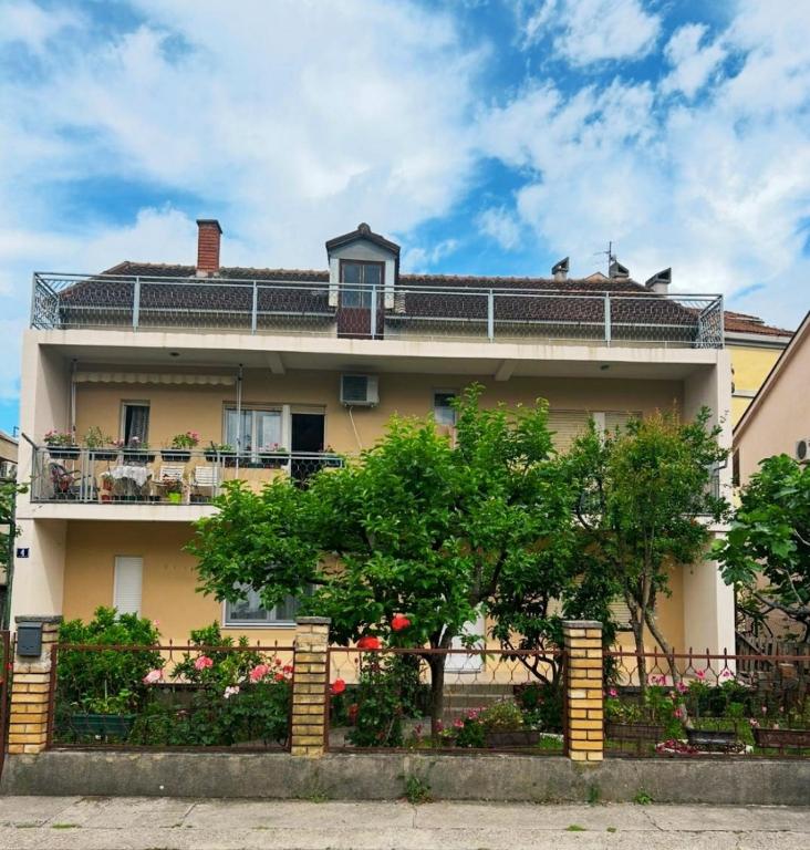 una grande casa con una recinzione davanti di Prestige 4 a Podgorica