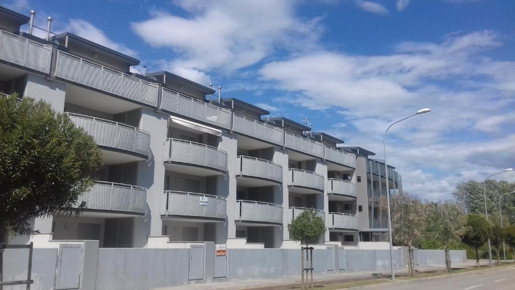 ein Apartmenthaus mit Balkonen an der Straßenseite in der Unterkunft Residence Giorgia in Grado