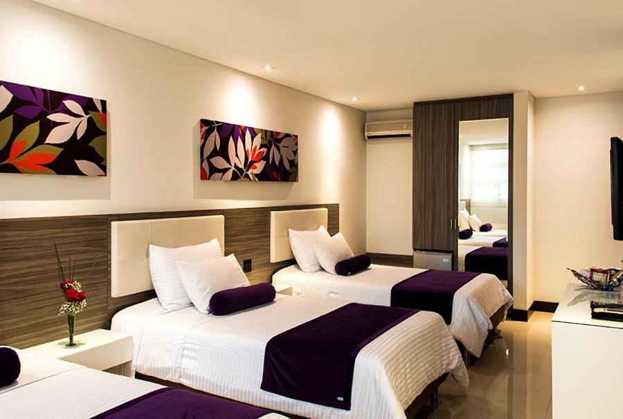Postel nebo postele na pokoji v ubytování Hotel Loyds