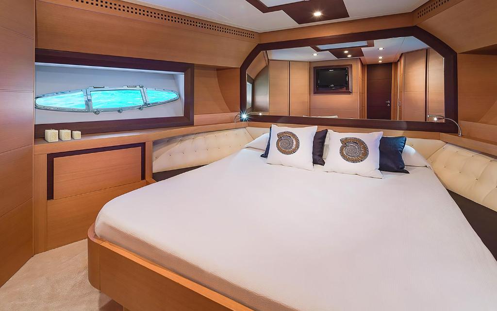 罗萨斯Habitación Suite, Alojamiento Apartamento Barco的船后方的一张大床