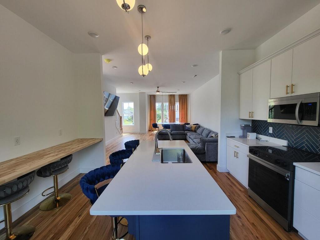 チャタヌーガにあるThe Stunning Southside Escape!のキッチン、リビングルーム(白いカウンタートップ付)