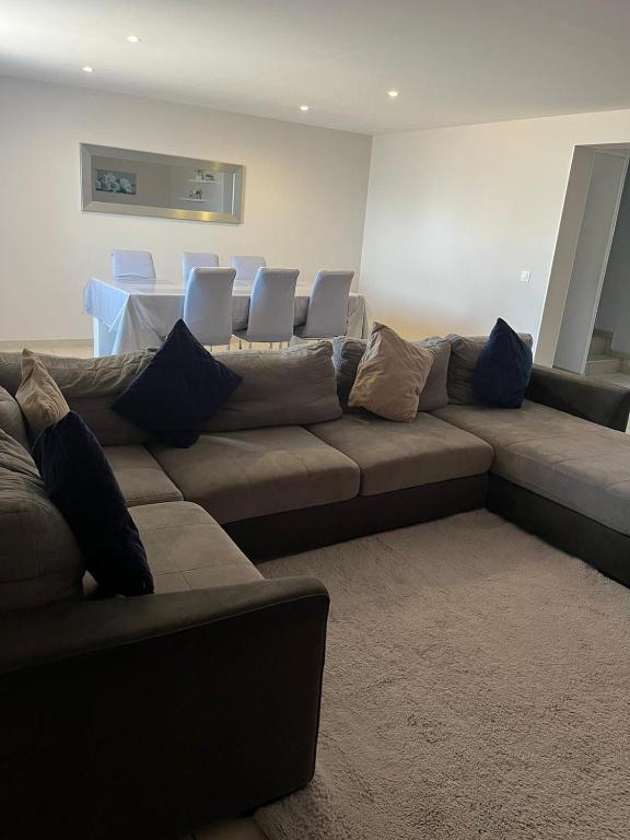 un salon avec un canapé, une table et des chaises dans l'établissement MAS villa avec piscine extérieur, à Eyguières