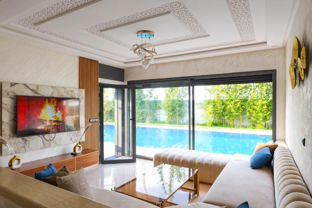 Bazén v ubytování Al Nakheel - Ferme Spacieuse avec Grande Piscine Privée et Espace Vert nebo v jeho okolí