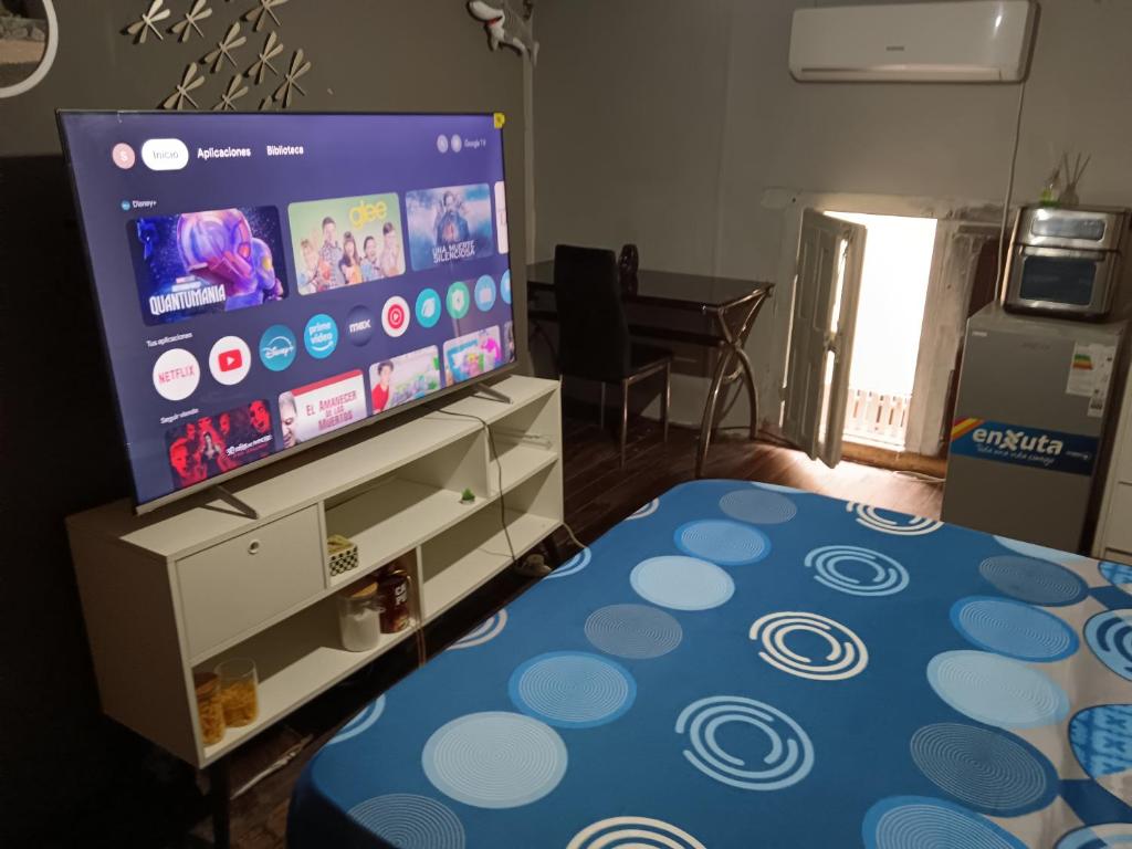 TV a/nebo společenská místnost v ubytování Habitación individual Privada