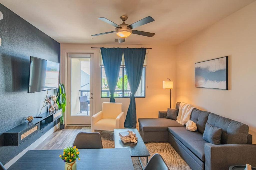 Μια τηλεόραση ή/και κέντρο ψυχαγωγίας στο Stunning 2BR Kierland Common, TPC Golf, Pool, Gym, W-D