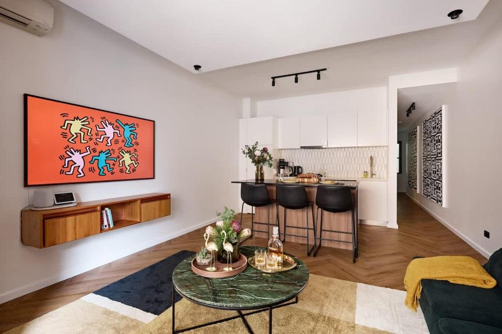 a living room with a table and a kitchen at The Brass Flamingo on Oxford Street in Sydney