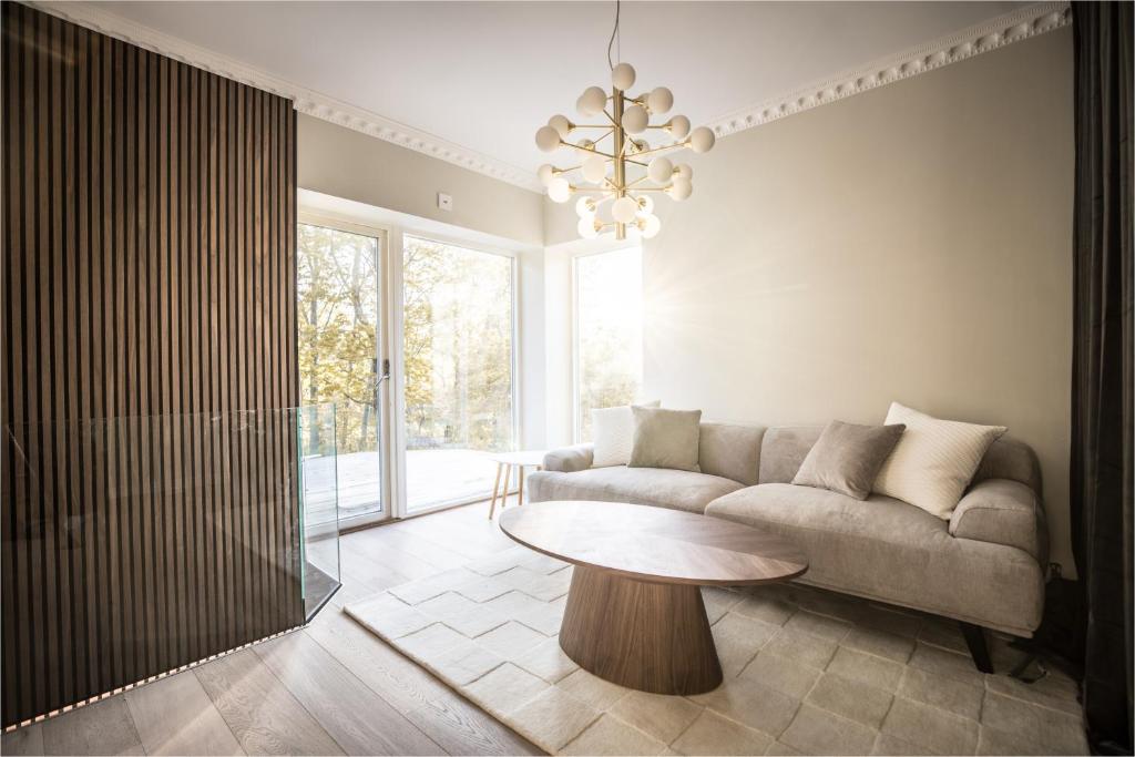 ストックホルムにあるUnique apartment with Private Terrace & Entranceのソファとテーブルのあるリビングルーム