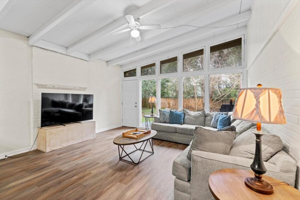 Et tv og/eller underholdning på New Family Friendly Sunny home