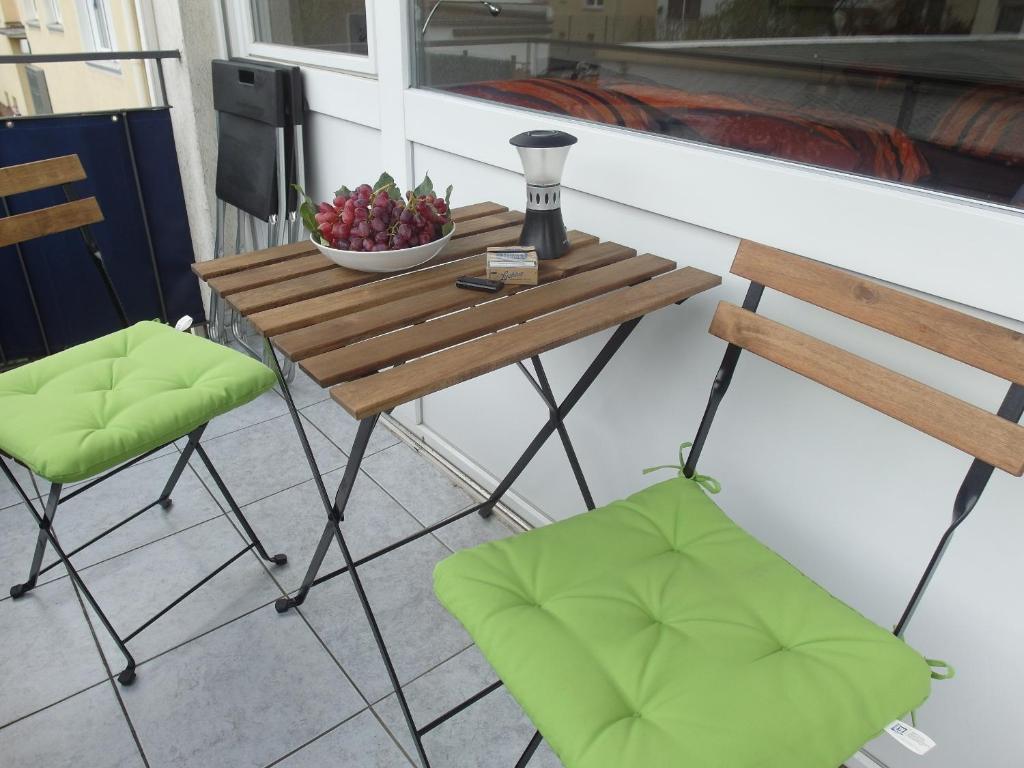 einen kleinen Tisch und zwei Stühle auf dem Balkon in der Unterkunft Geschmackvolle Wohnung in Offenbach in Offenbach