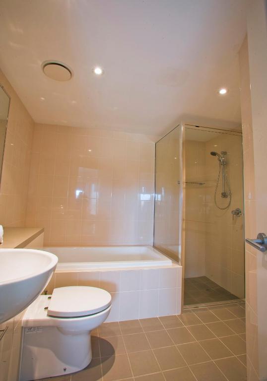 Koupelna v ubytování Beach Karma - Three-Bedroom Beachside Escape with Heated Communal Pool in Agnes Water