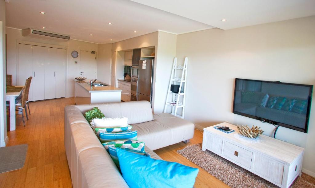 TV a/nebo společenská místnost v ubytování Beach Karma - Three-Bedroom Beachside Escape with Heated Communal Pool in Agnes Water