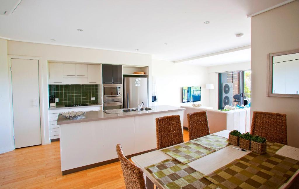 Kuchyň nebo kuchyňský kout v ubytování Beach Karma - Three-Bedroom Beachside Escape with Heated Communal Pool in Agnes Water