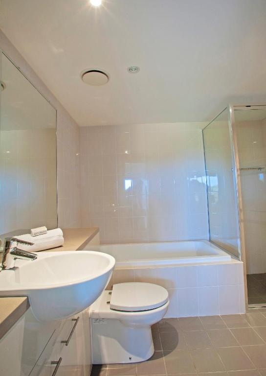 Koupelna v ubytování Beach Karma - Three-Bedroom Beachside Escape with Heated Communal Pool in Agnes Water