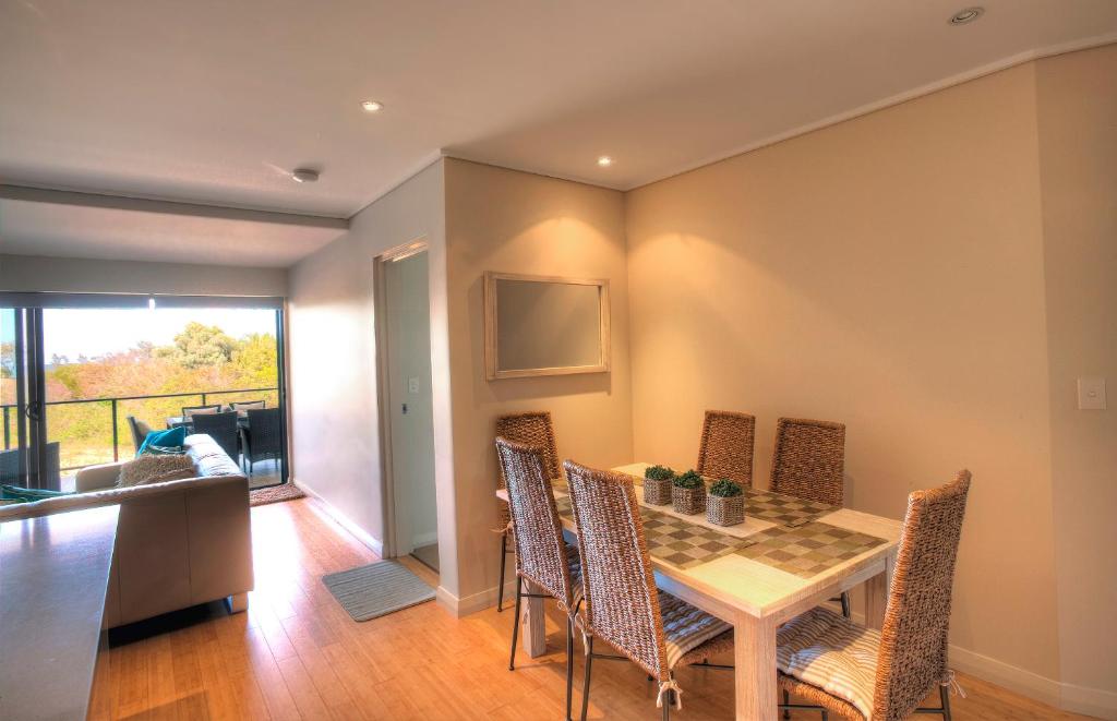 Posezení v ubytování Beach Karma - Three-Bedroom Beachside Escape with Heated Communal Pool in Agnes Water