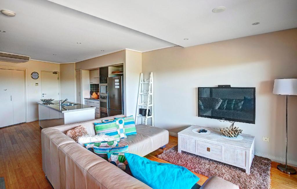 TV a/nebo společenská místnost v ubytování Beach Karma - Three-Bedroom Beachside Escape with Heated Communal Pool in Agnes Water