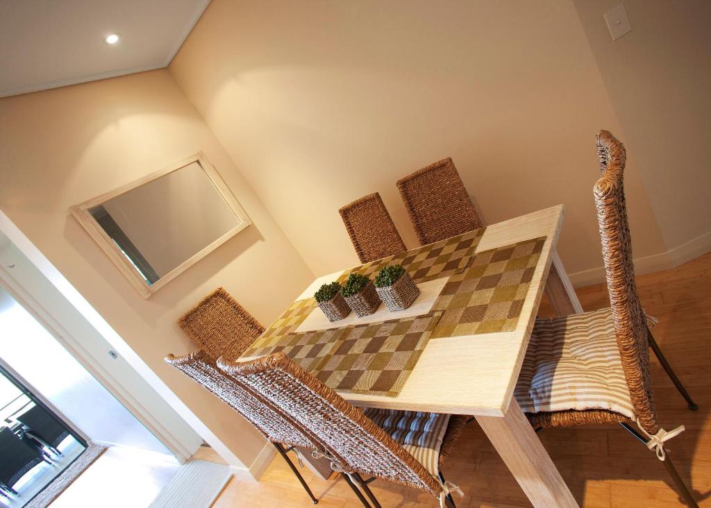 Posezení v ubytování Beach Karma - Three-Bedroom Beachside Escape with Heated Communal Pool in Agnes Water