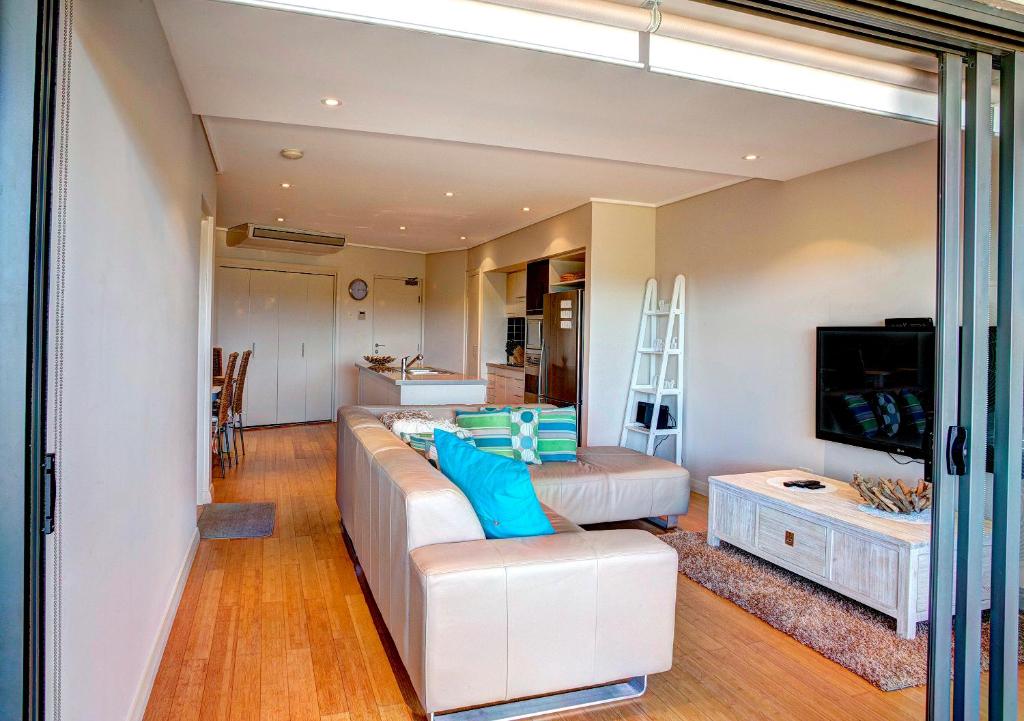 TV a/nebo společenská místnost v ubytování Beach Karma - Three-Bedroom Beachside Escape with Heated Communal Pool in Agnes Water