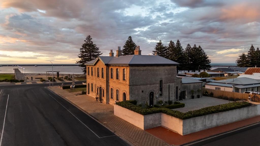 an old building on the side of a street at The Customs House Port MacDonnell in Port MacDonnell