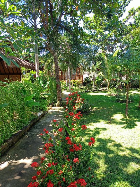 Bintang Tiga Bungalows Gili Air外面的花园