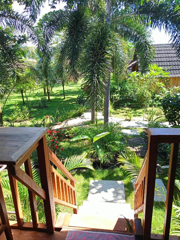 Bintang Tiga Bungalows Gili Air外面的花园
