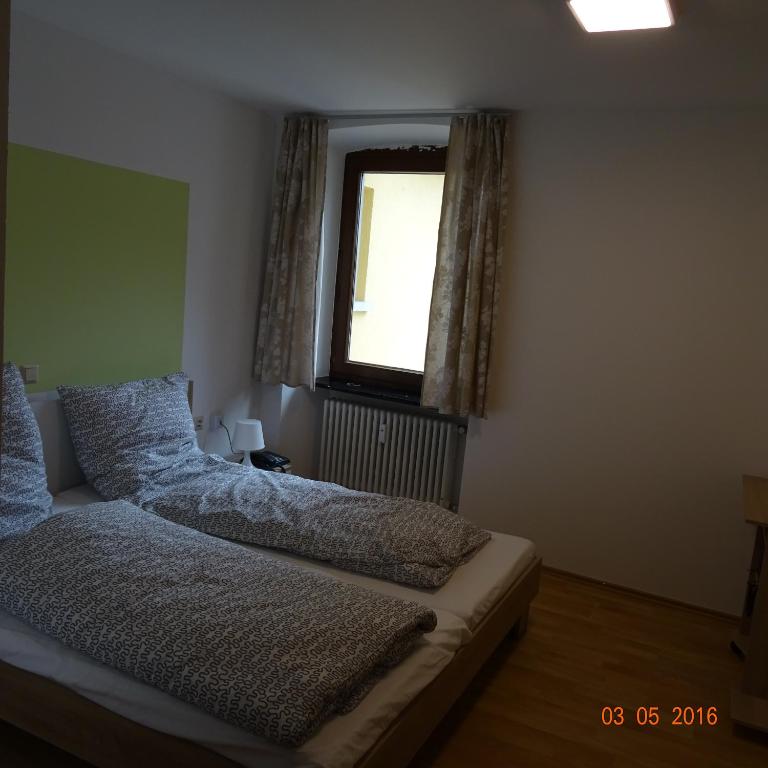 Postel nebo postele na pokoji v ubytování Hotel Einstein