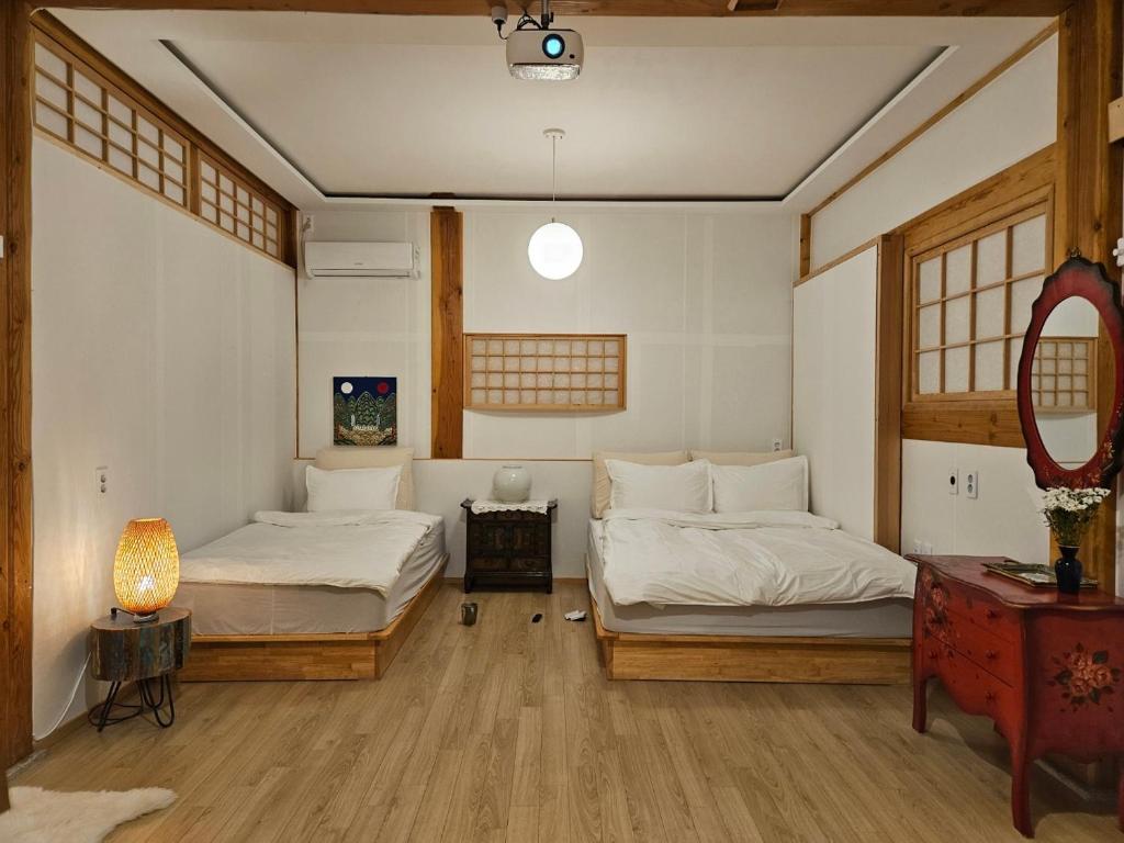 Postel nebo postele na pokoji v ubytování Haenggung stay Dalno - Suwon private house hanok