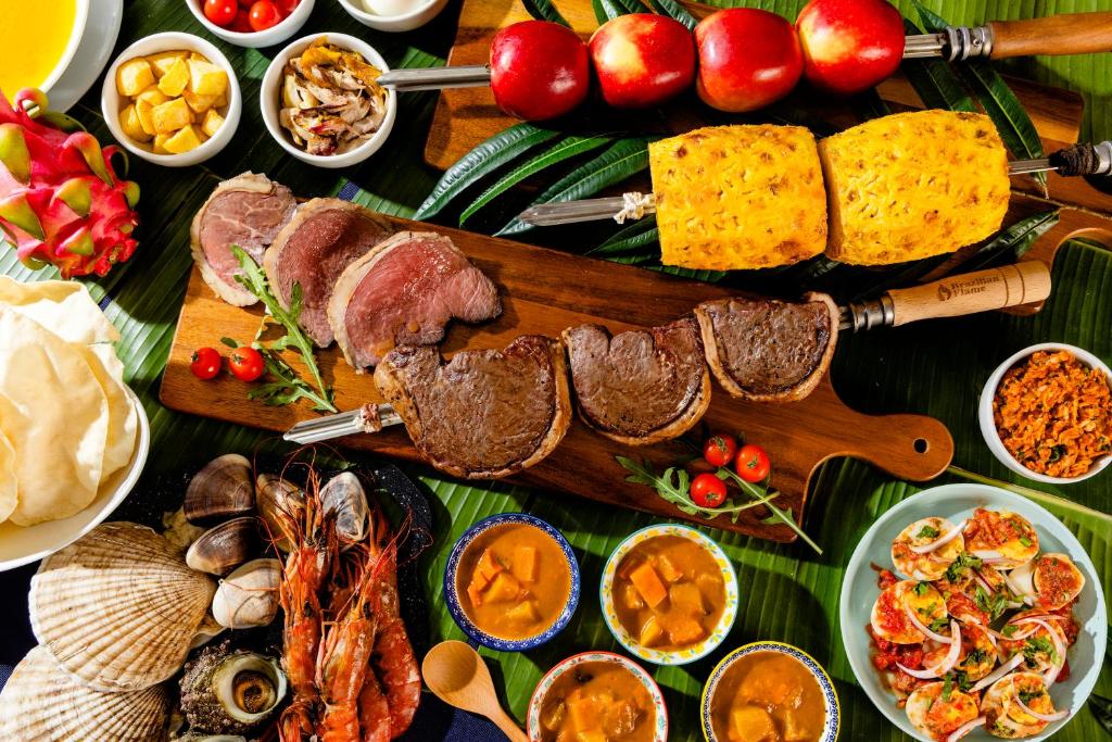 Una mesa cubierta con un buffet de diferentes tipos de comida. en パプリカホテルです, en Kisarazu