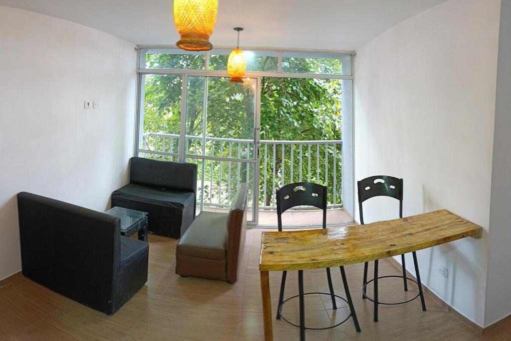 Una sala de estar con una mesa y sillas y una ventana. en Confortable apartamento en Montenegro de 3 habitaciones, en Montenegro
