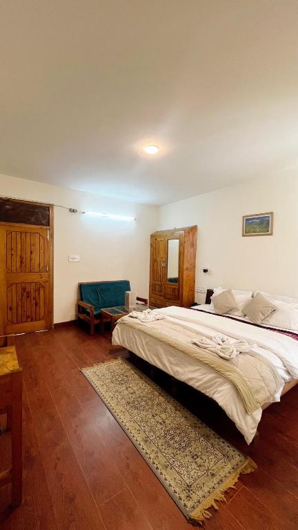 Postel nebo postele na pokoji v ubytování Tourist Hotel 10 minutes walking distance from the mall