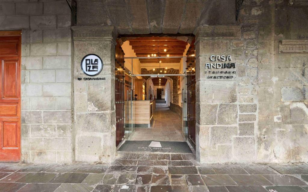 アヤクーチョにあるCasa Andina Standard Ayacuchoの壁に看板が掲げられた建物の入り口