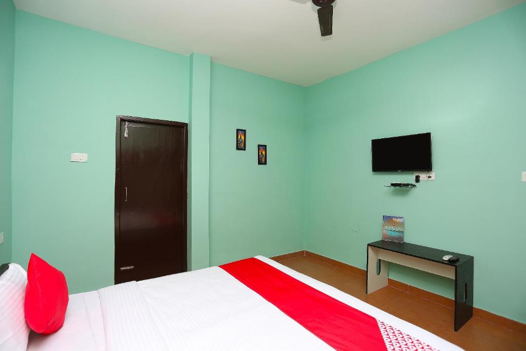 TV a/nebo společenská místnost v ubytování Super OYO 17276 The Maple Tree Hotels